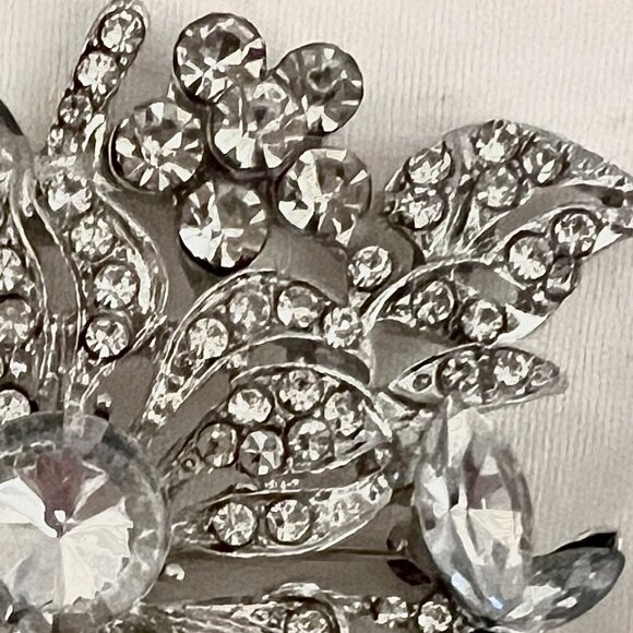 🧷Vintage Large Crystal and Rhinestone Floral Brooch - Silver - Picture 5 of 6